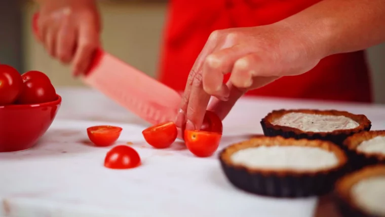 couper les tomates cerises en deux pour les tartes
