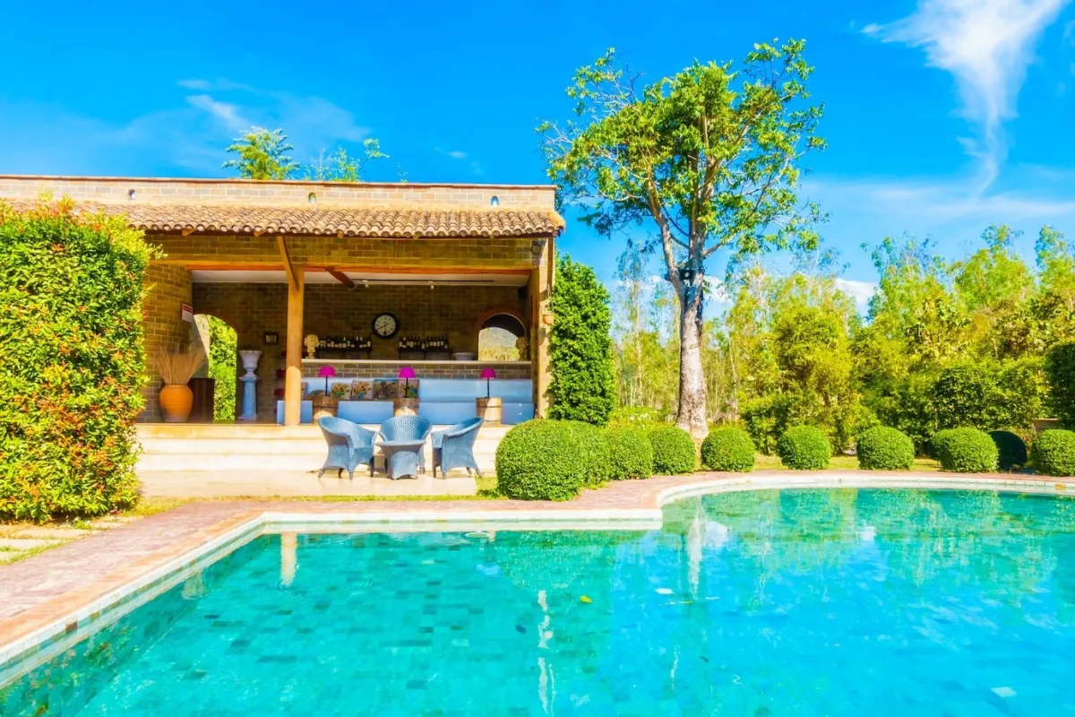 cuisine d ete terrasse meuble jardin salon piscine carrelage turquoise arbres
