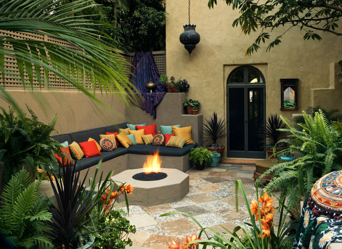 deco patio jardin mediterraneenne avec des dalles de pierre et coussins colorés sur cnapé d angle lampe orientale