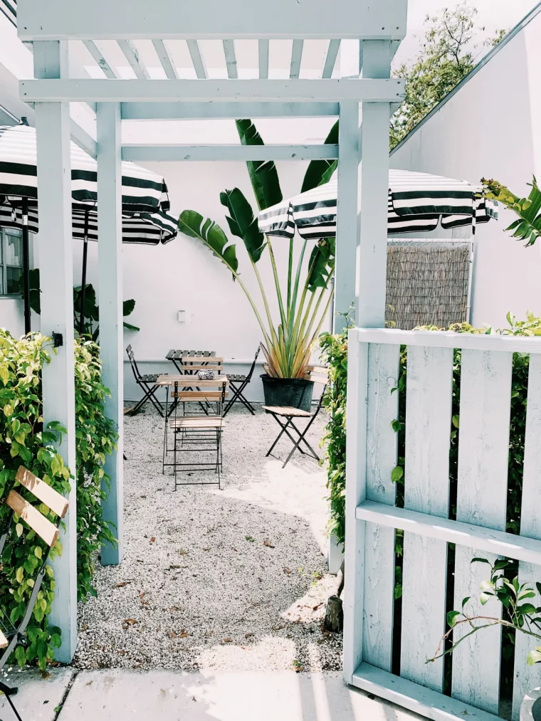 du gravier pour rocaille jardin mediterraneen avec des meubles minimaliste palmiers et autres plantes