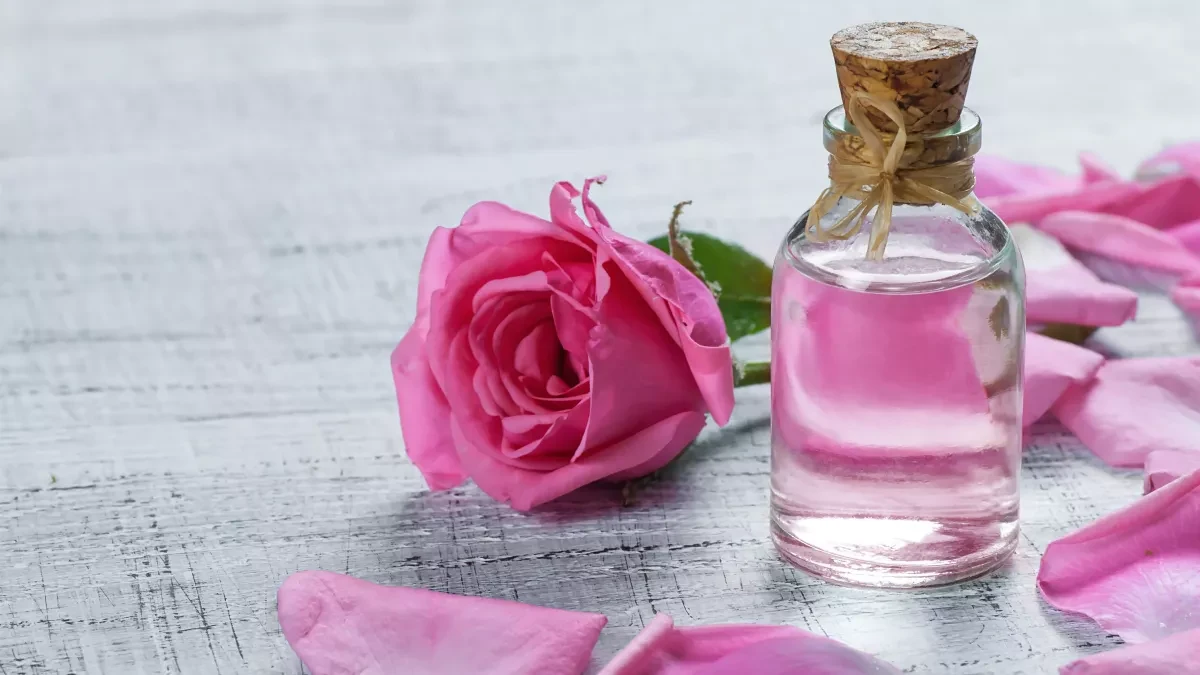eau de rose naturelle contre les rides rose rose bouteille