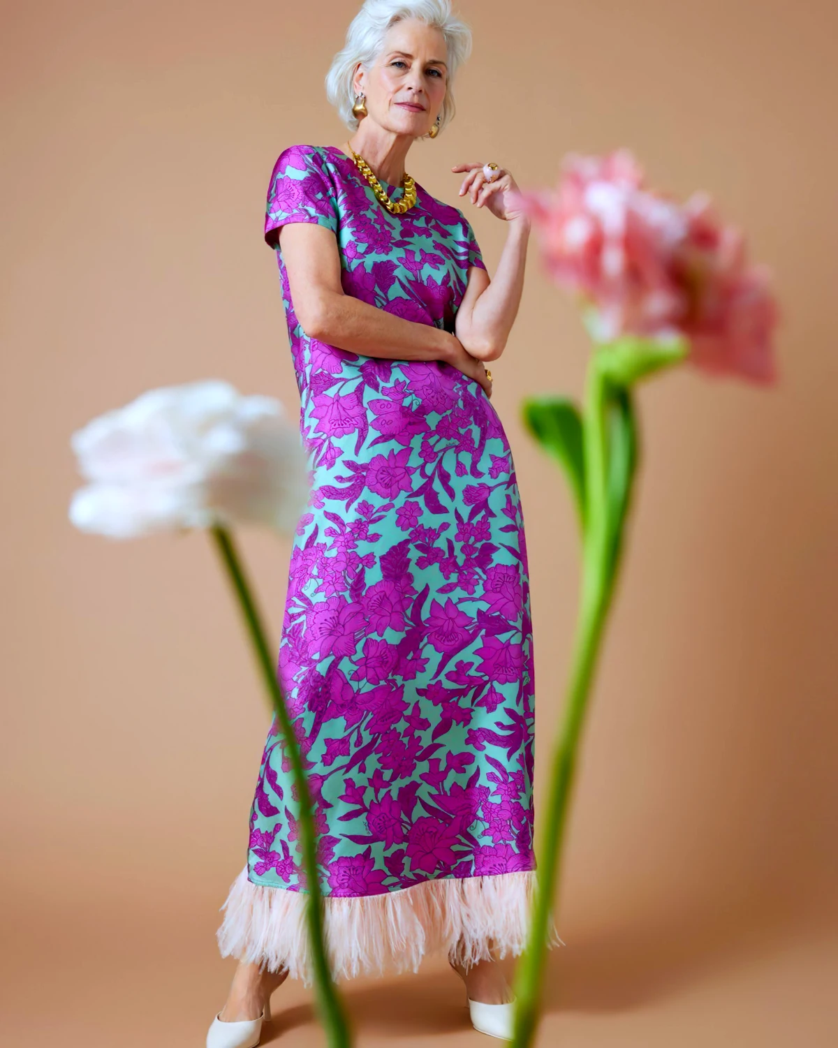 eléments de mode bohème chic pour femmes de 60 ans robe violette et bleue deux fleurs