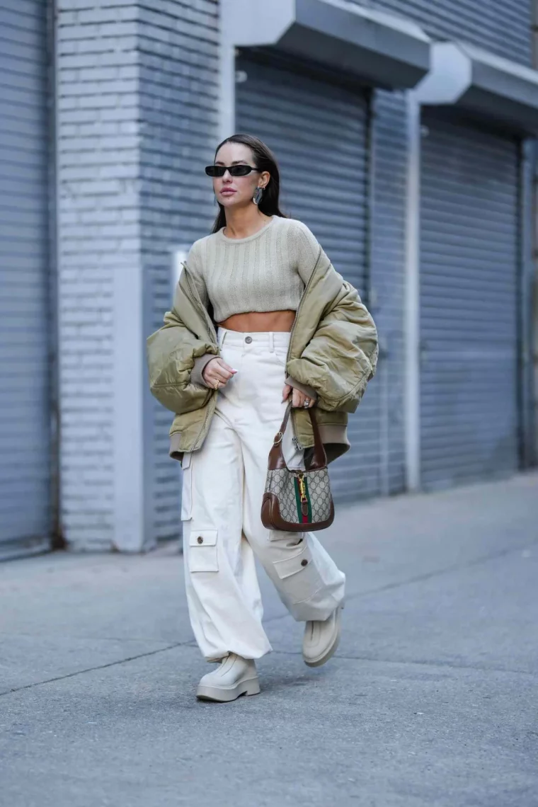 femme en pantalon cargo blanc crop top