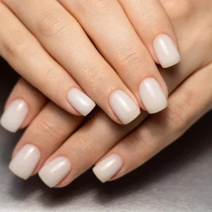 Ongles milky white : la tendance qui fait fureur cet été dans toute sa splendeur !