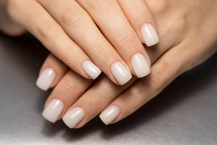 forme ongles milky white courts vernis blanc laiteux surface metallique argent