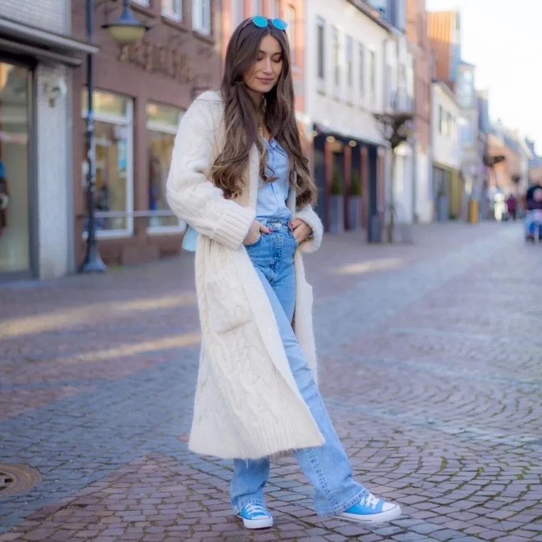 gilet long blanc jeans loose sneakers colorés chemise denim lunettes soleil