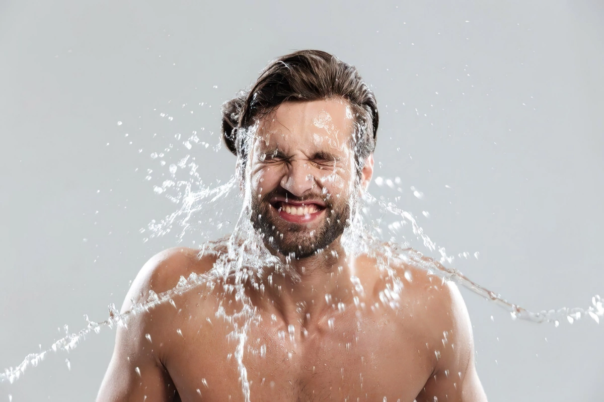 gouttes d eau lavage visage corps homme cheveux frange longue
