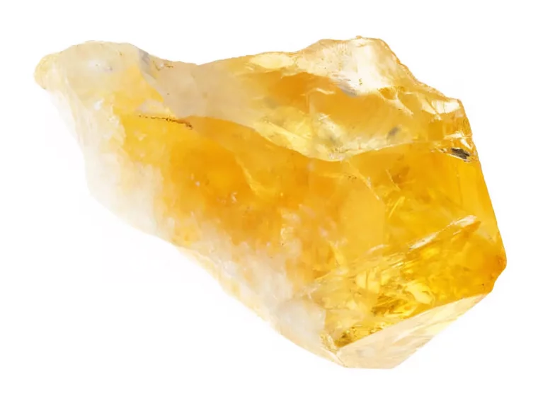 gros plan sur le cristal de citrine sur fond blanc