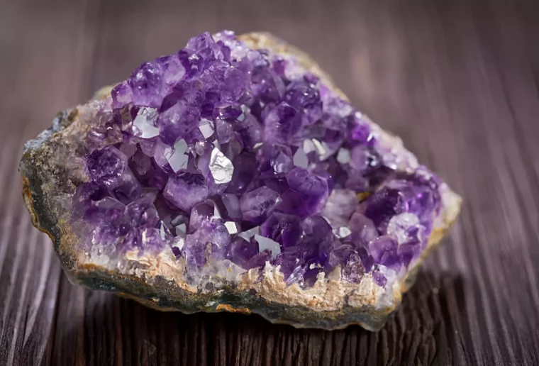 gros plan sur un amethyste naturel