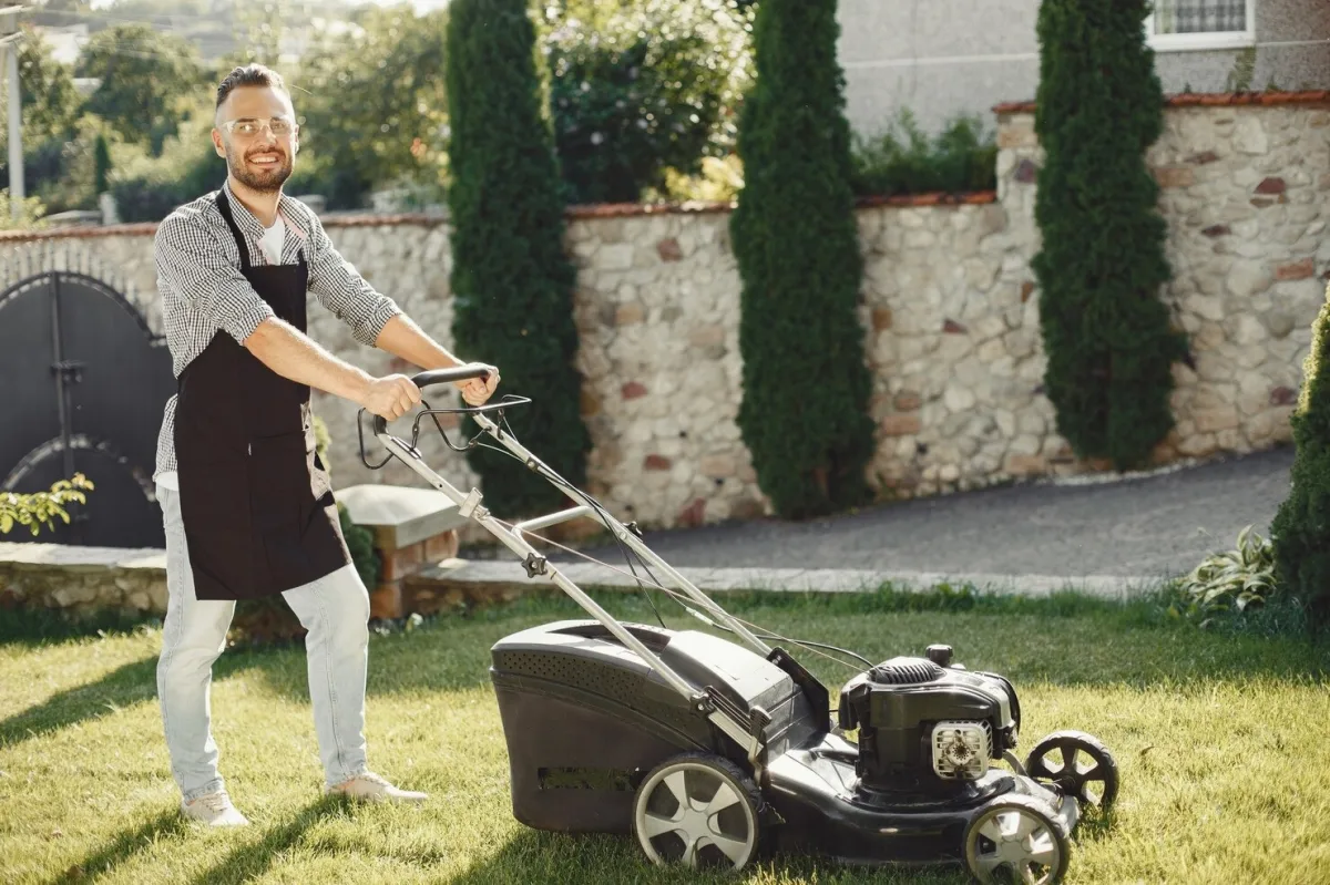 homme entretien pelouse tonte machine equipement jardinage pelouse courte herbe