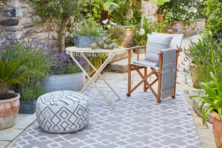 idee deco jardin sec avec des pots et plantes mediterraneennes coin repos en plein air