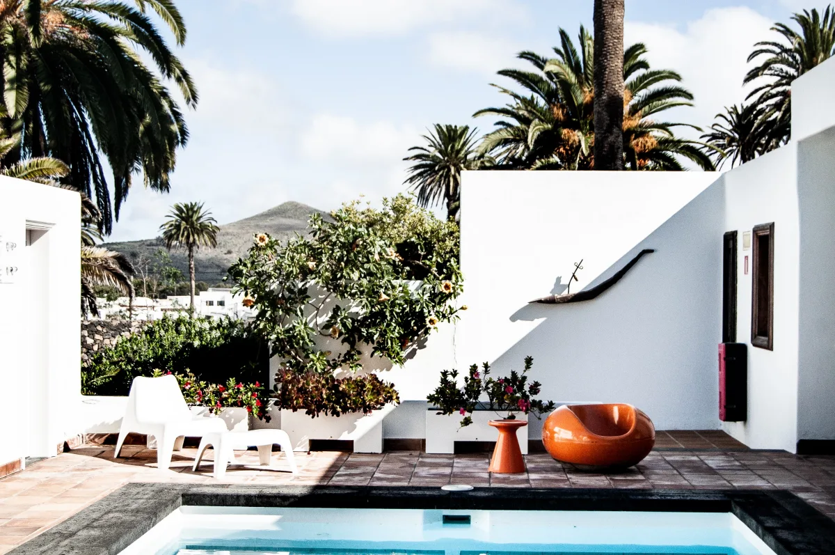 idee piscine et terrasse mediterraneenne avec plantes mediterraneennes et meubles minimalistes