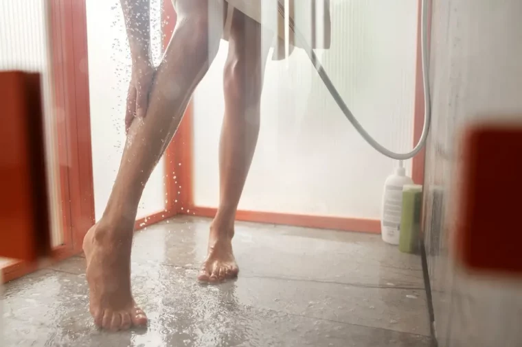 jambes main corps eau douche prendre bain sol aspect beton cabine douche