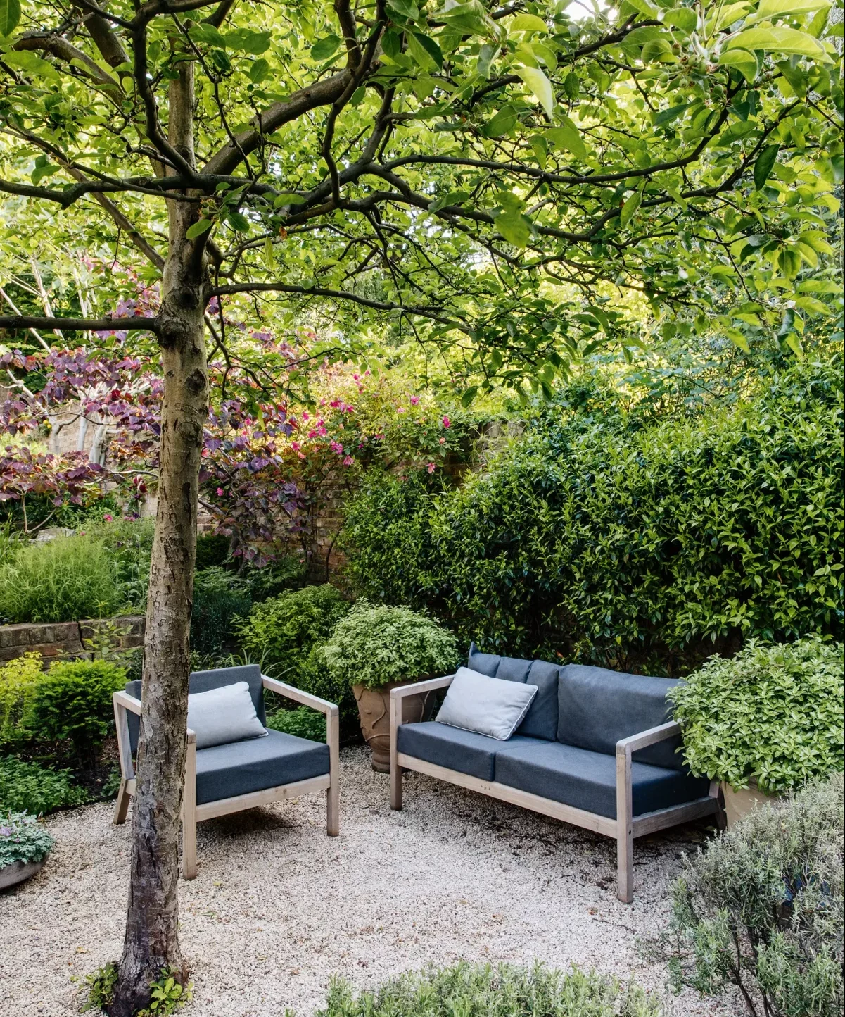 jardin avec revetement gravier et plantes soleil et sécheresse canapé fauteuil extérieurs