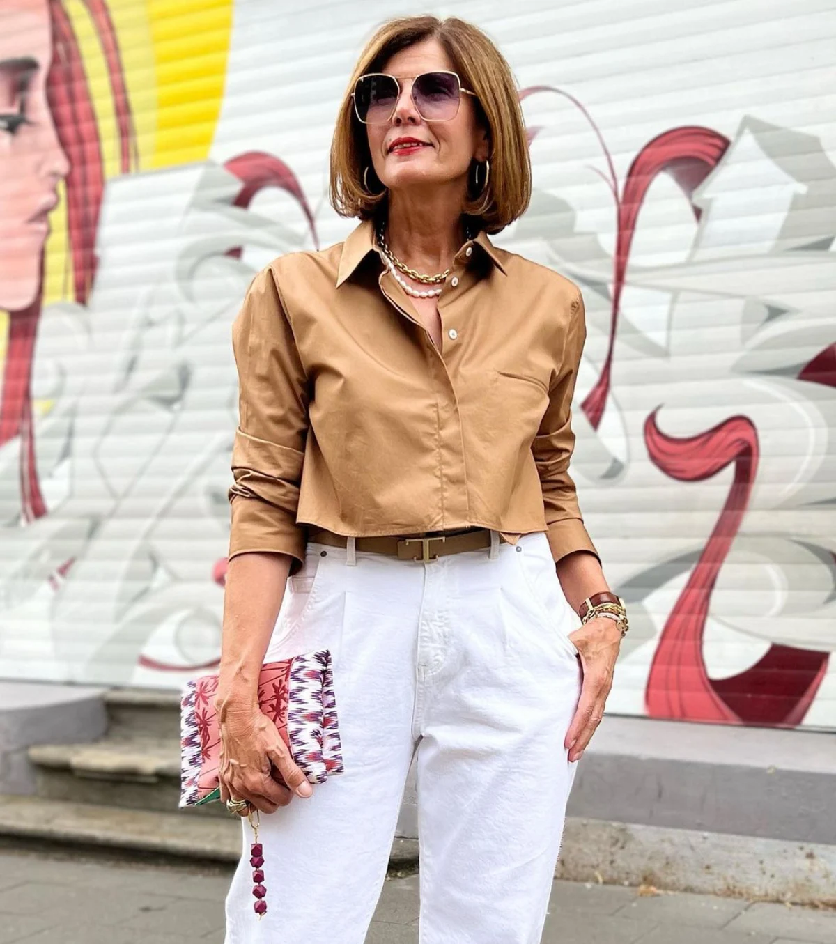 jean blanc chemiser marron pochette tenue d ete femme 60 ans