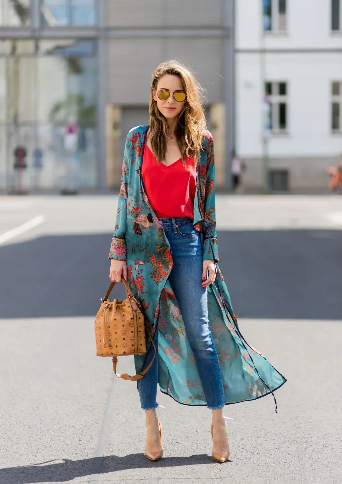 jean bleu classique top rouge kimono a imprime