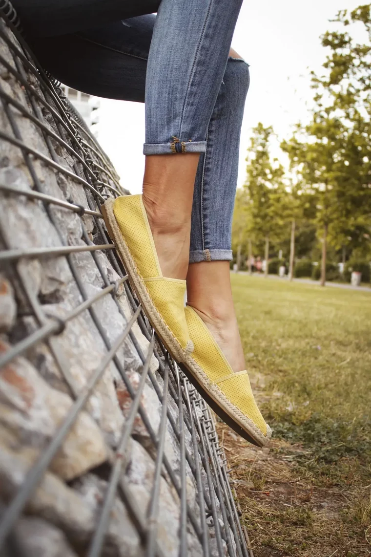 jeans fonces femme espadrilles jaunes jute chaussures plates nettoyage