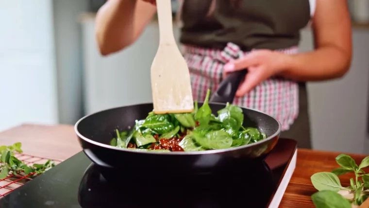 jeunes pousses epinard cuisson poele beurre tomates seches recette facile