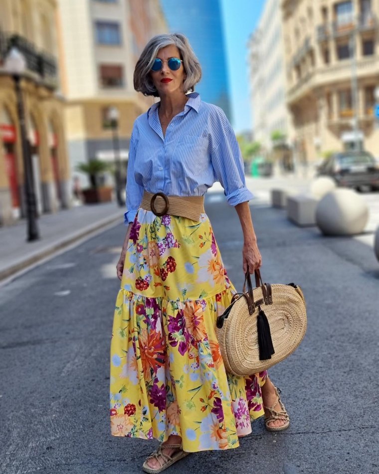 jupe longue colorée et chemise à rayures style marinière lunettes de soleil femme 60 ans