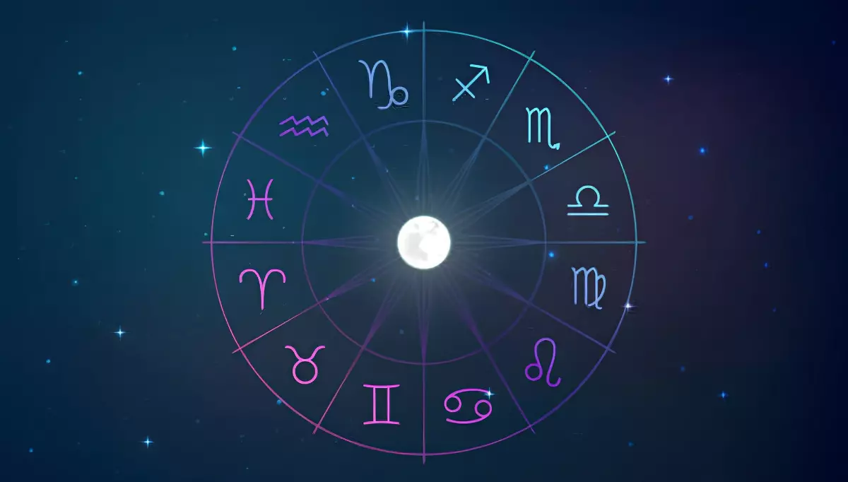 la lune au centre du cercle des douze signes astrologiques sur fond d un ciel etoile
