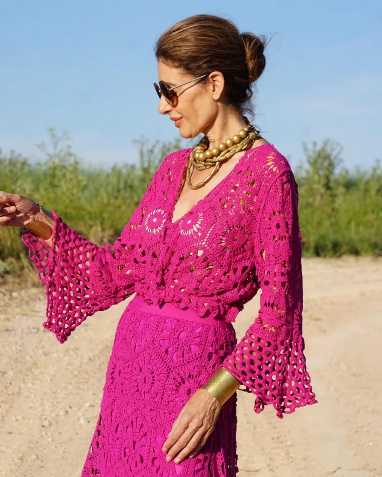 la tendance crochet femme 60 ans couleur fushia mode 2023