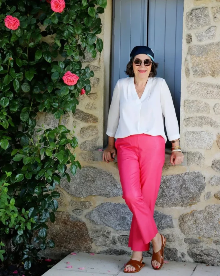 look femme 60 ans pantalon fuchsia chemise blanche