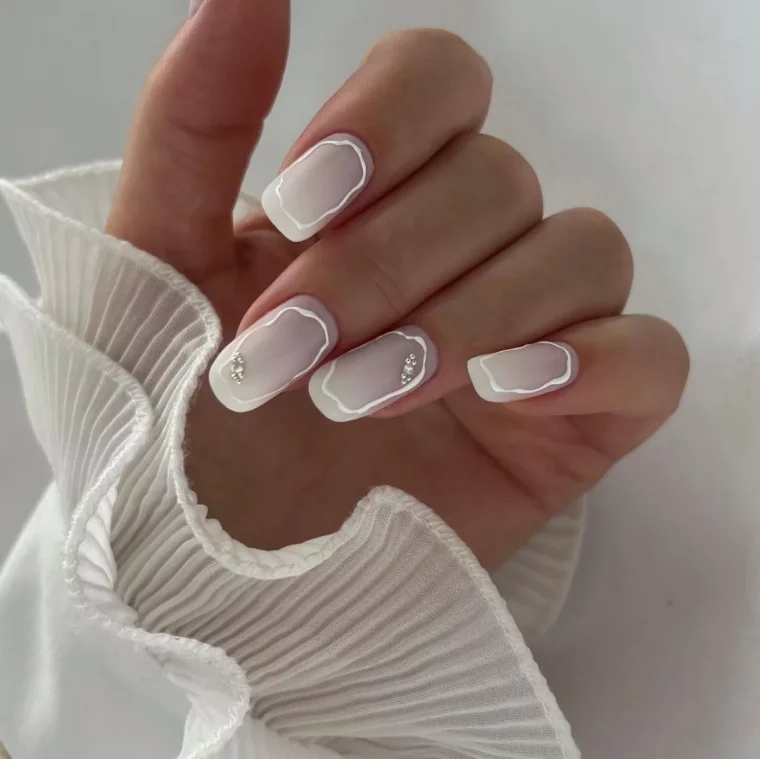 manucure ongles longs nail art minimaliste embellissement paillette argent base blanc transparent