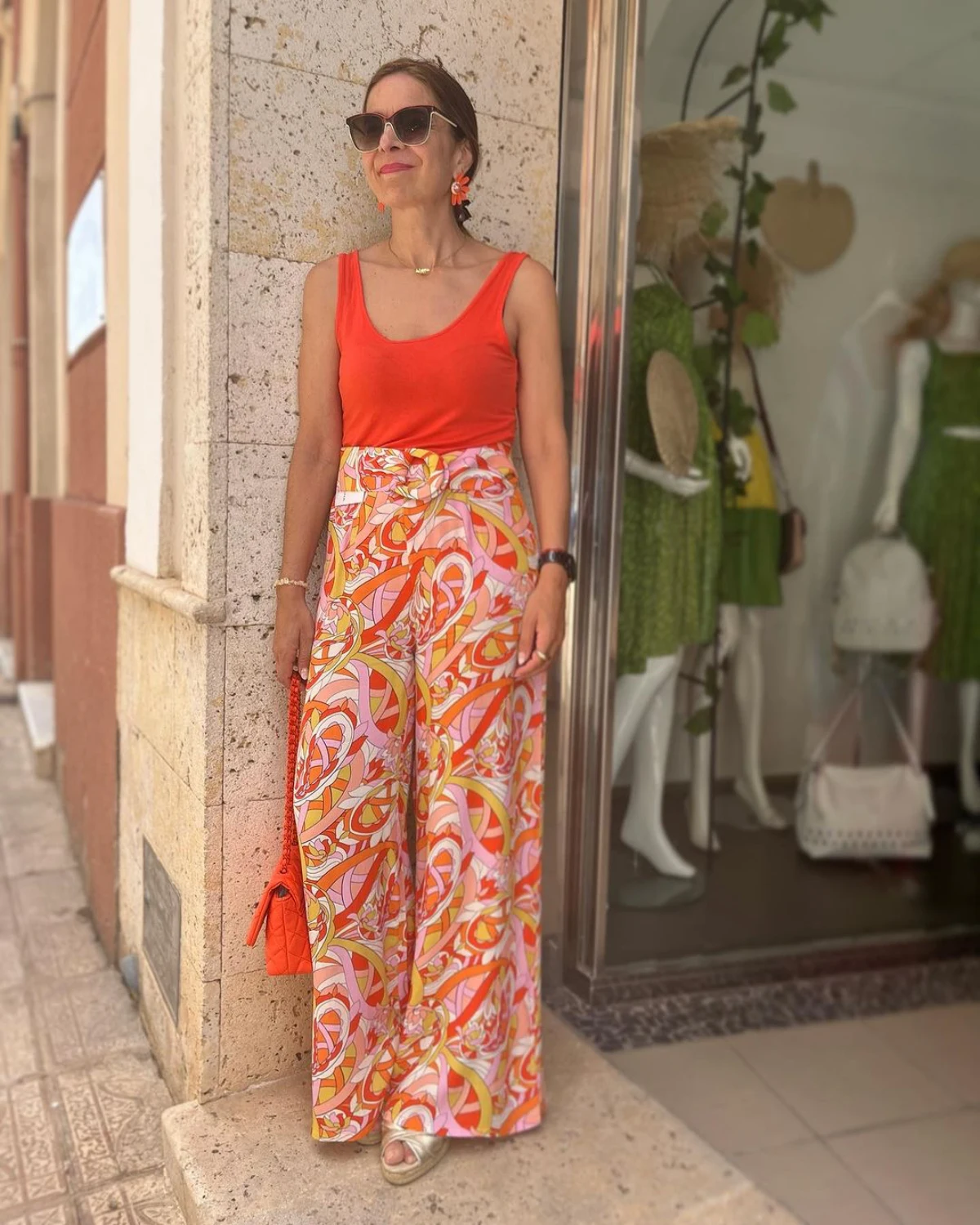 mode femme 60 ans pantalon large couleur rose et orange