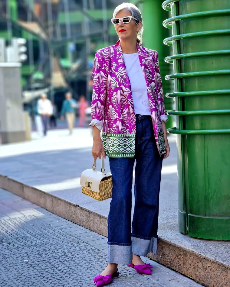 mode femme 60 ans veste ethnique imprime avec un jean et des chaussures violettes