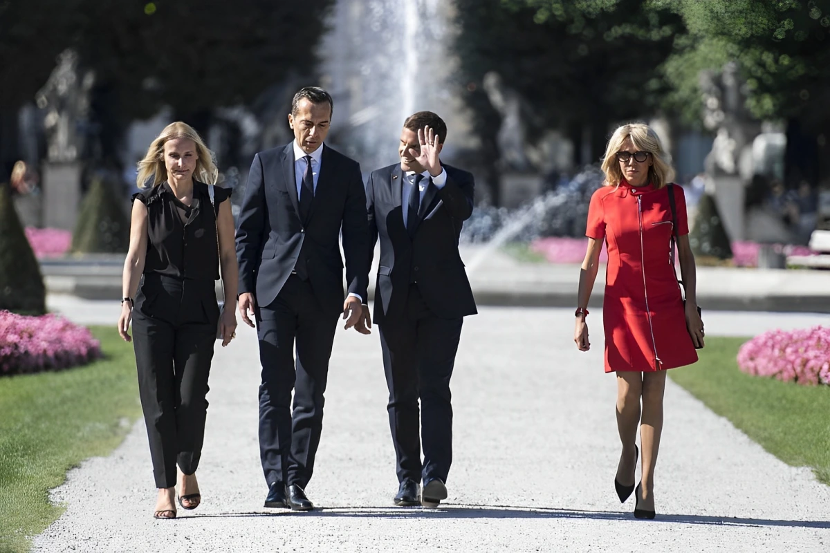 Comment porter la robe courte cet été comme le fait Brigitte Macron ?