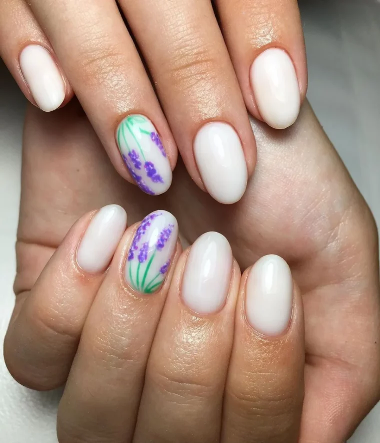 motifs fleurs dessin nail art sur un seul ongle vernis tendance ete