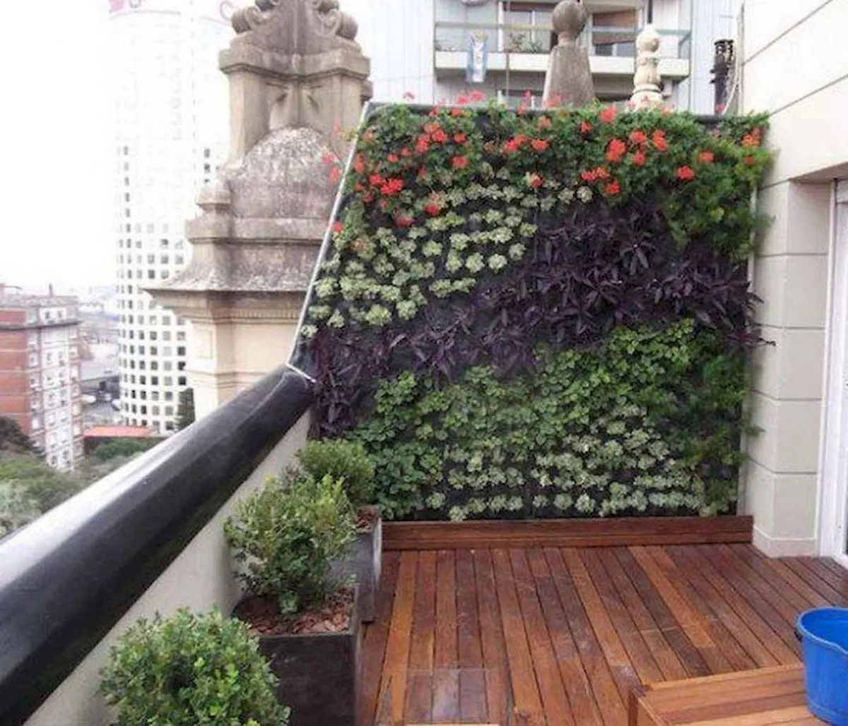 mur végétal extérieur naturel sans entretien sur balcon en bois