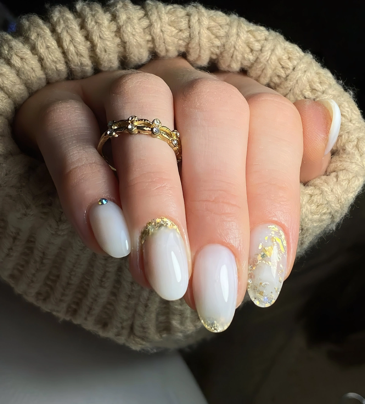 nail art blanc et or decoration bague mains ongles acrylique