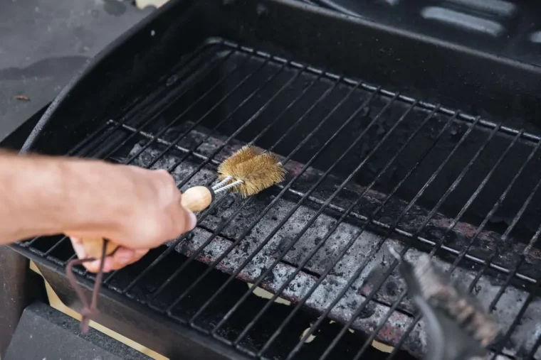 nettoyage barbecue salete graisse debris grilles brosse rigide main