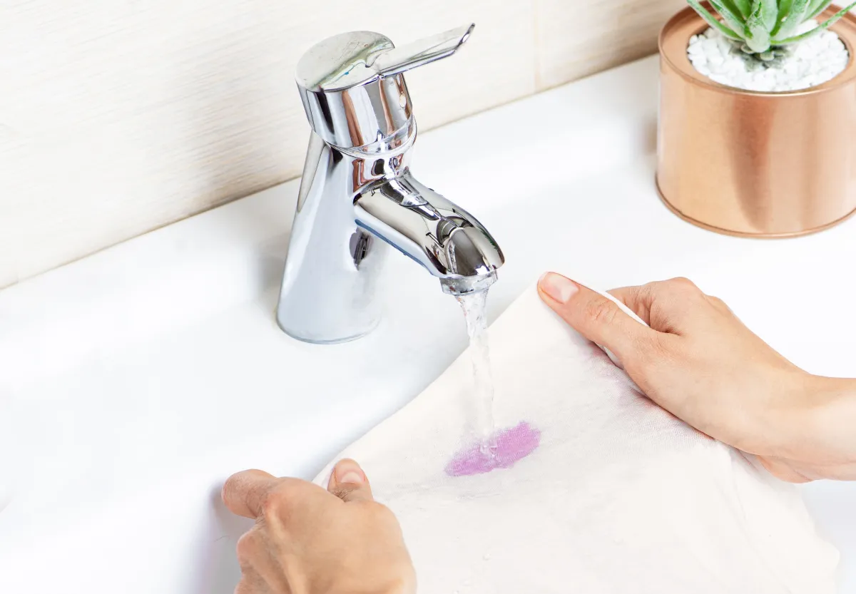 nettoyage tissu lavage eau bouillante vetement blanc mains femme plante fausse salle de bain