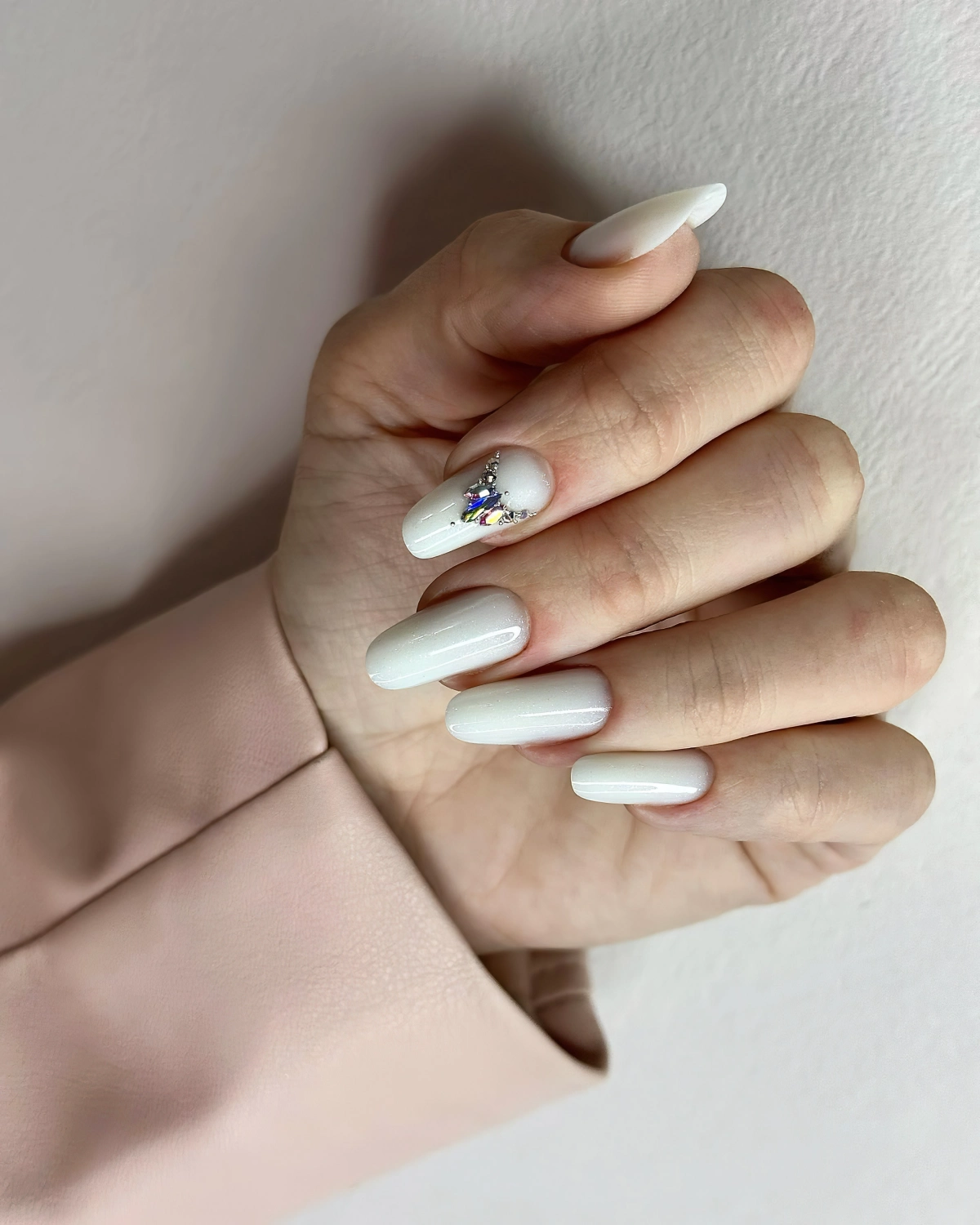 ongle blanc avec motif strass embellissements nail art