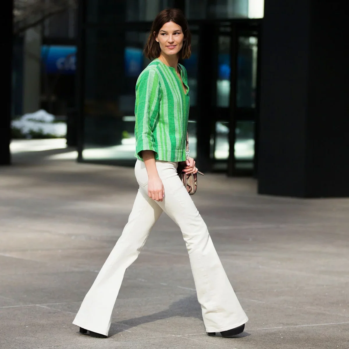 pantalon blanc casse veste verte plates formes