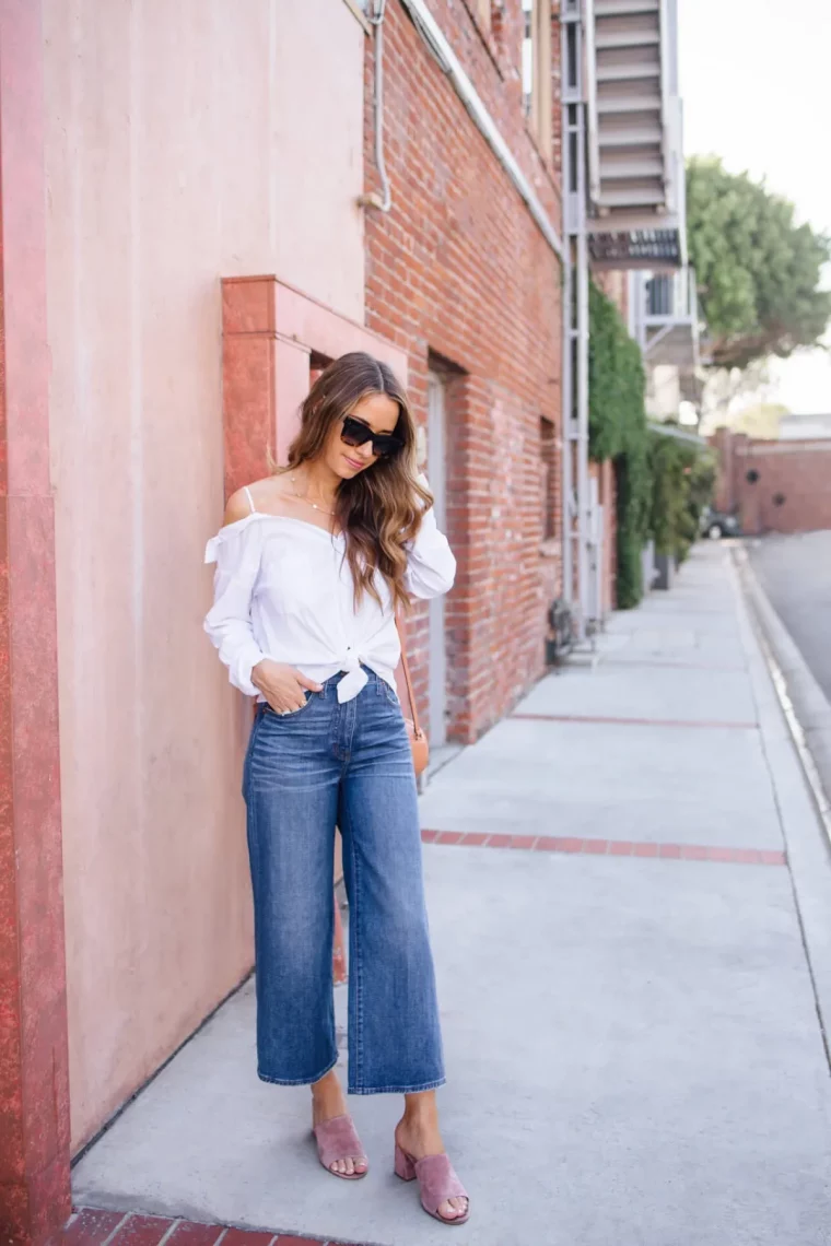 pantalon court denim large blouse blanche nouee epaules denudees bretelles