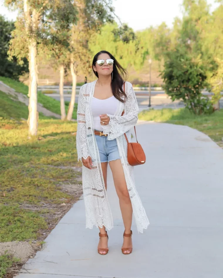 pantalon court en denim top blanc et kimono en maille