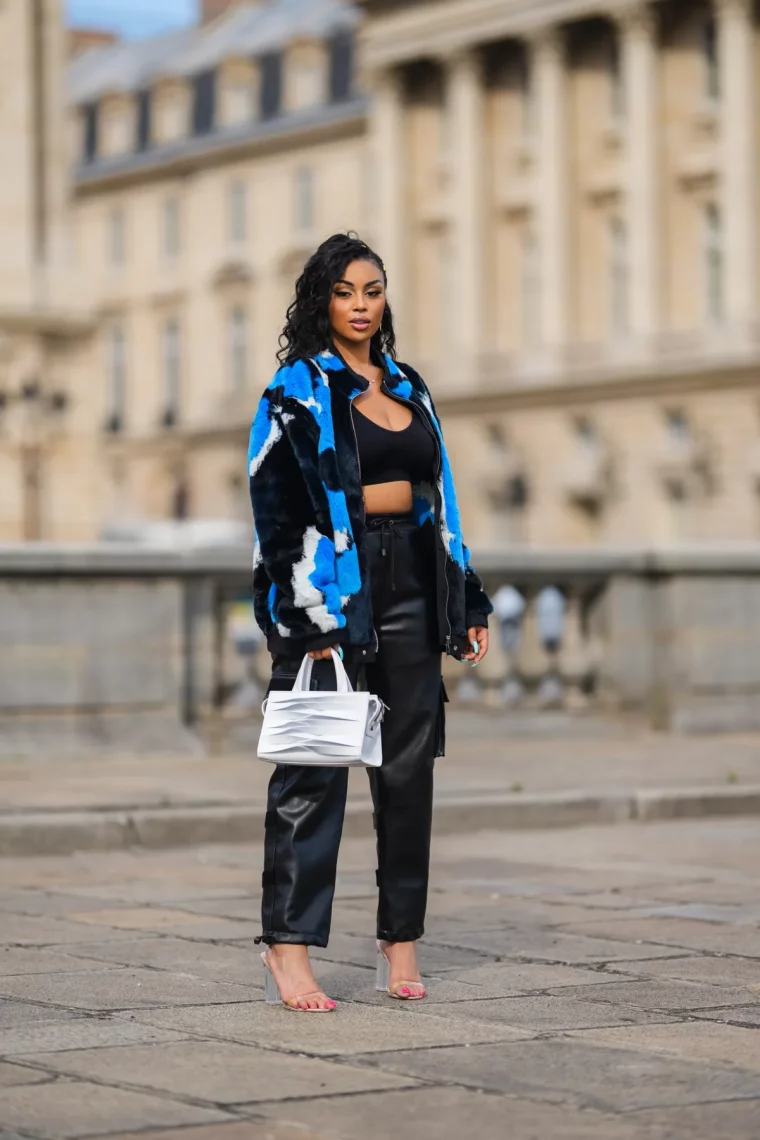 pantalon noir crop top noir et veste en bleu blanc et noir