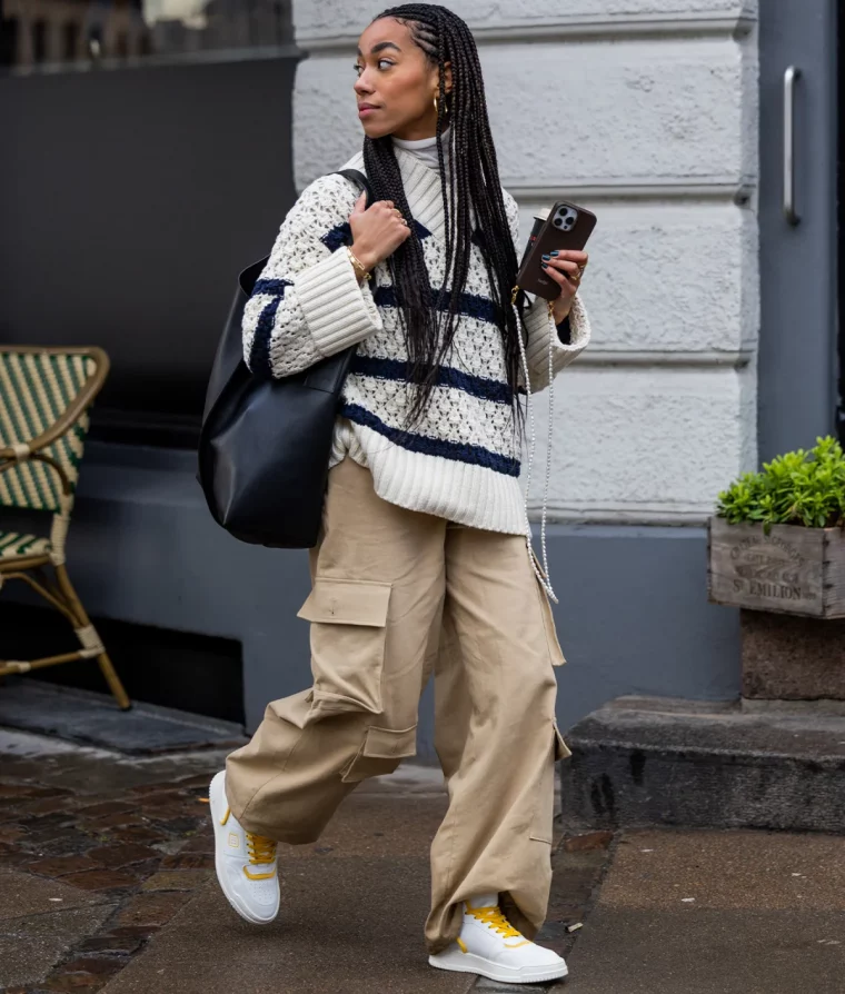 pantalon sportif beige pull en noir et blanc