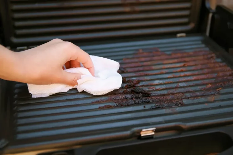 papier absorbant grille surface salete debris graisse taches tenaces main nettoyage