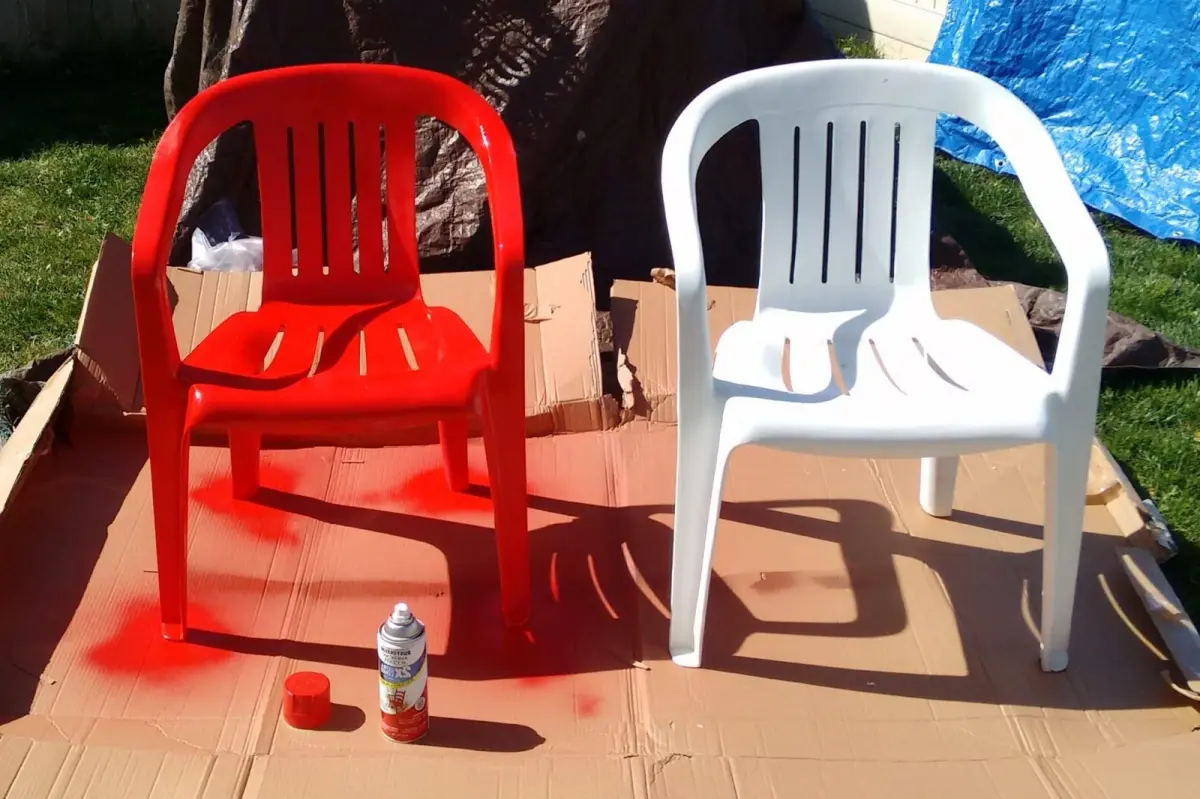peinture aerosol plastique chaise blanche carton protection gazon pelouse sechage air libre soleil