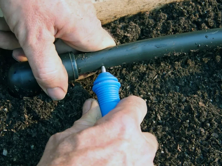 percer des trous dans un tuyau faire un arrosage goutte a goutte