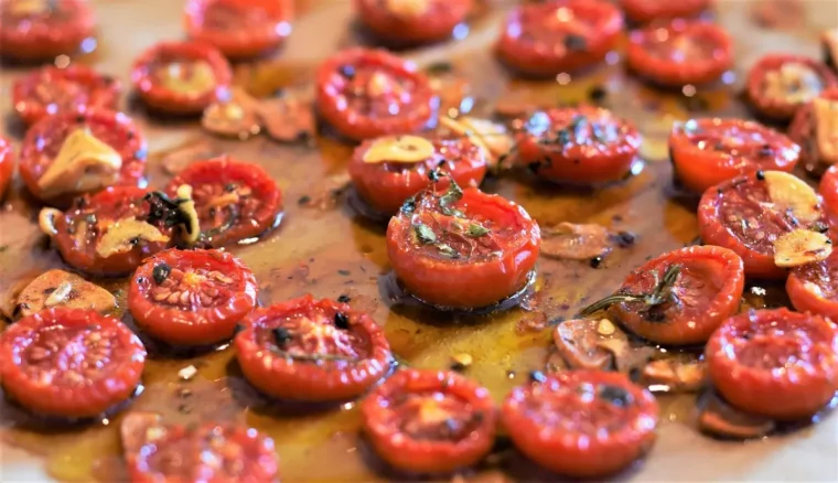planche a decouper bois tomates cerises confites au four herbes huile d olive extra vierge