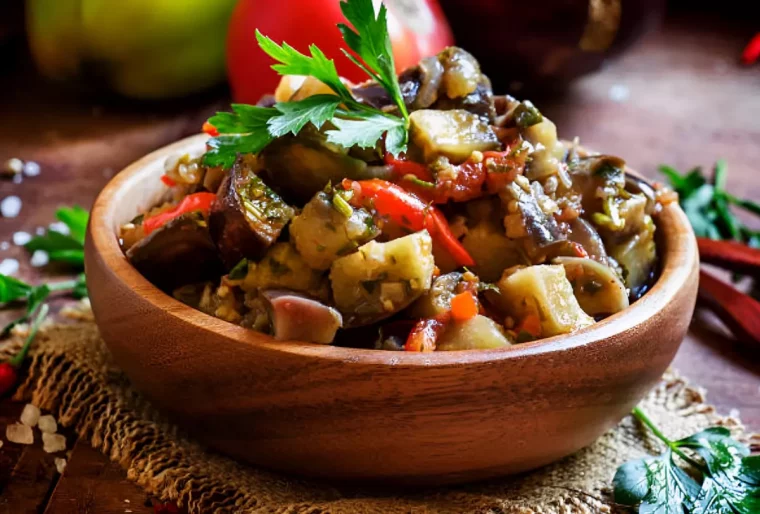 plat cuisine avec des aubergines dans un bol en bois