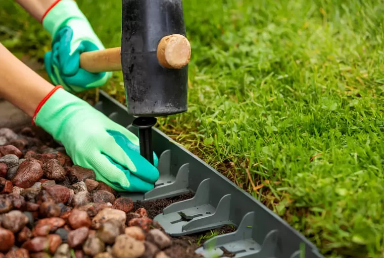 pose de delimitation en plastique du sentier en cailloux