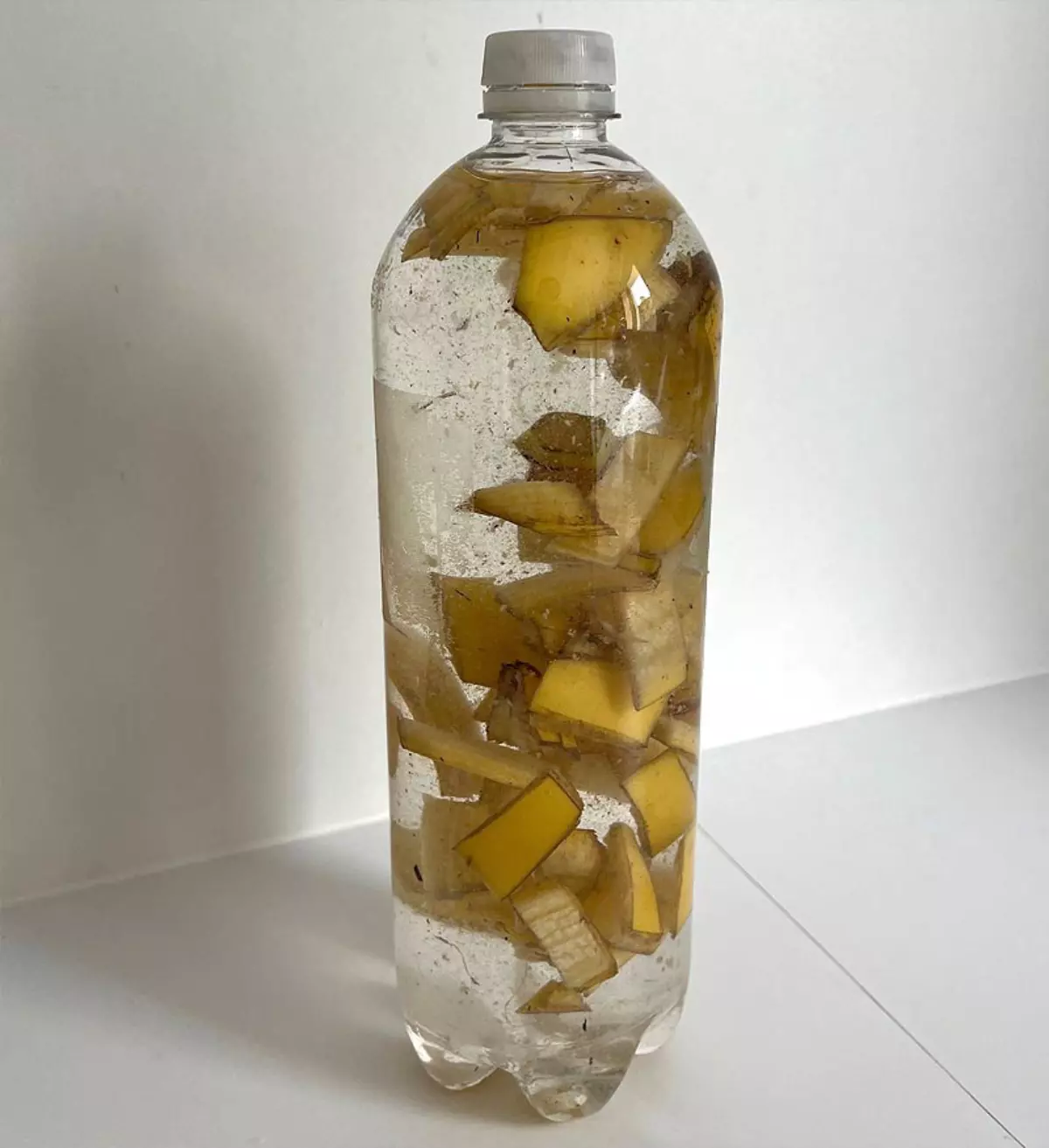 preparation d infusion de peaux de banane dans une bouteille plastique