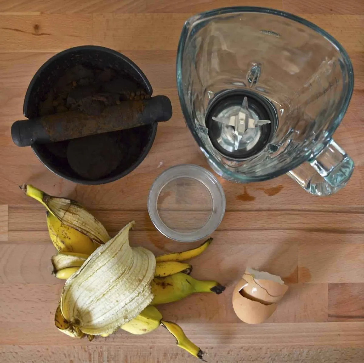 preparation engrais maison aliments peaux de banane marc cafe coquilles oeuf blender