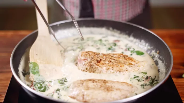 preparation poulet toscane a la poele creme tomates epinard cuillere bois